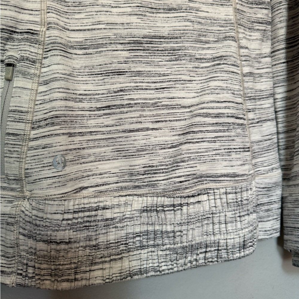 Lululemon long sleeved hooded‎ top size 4 - Picture 4 of 5